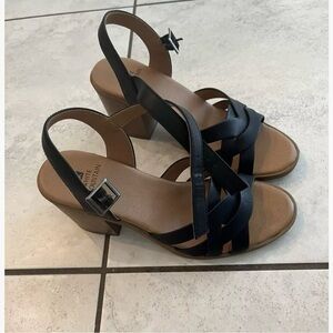 Women’s white mountain sandals size 7 1/2